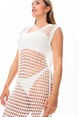 Vestido de playa blanco de tejido calado, corte recto y largo midi con aberturas laterales.