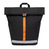 Mochila negra con cierre superior enrollable y correa vertical naranja.