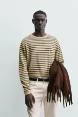 Jersey de punto regular fit, con diseño de rayas horizontales, cuello redondo y manga larga con acabados en rib.