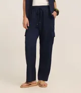 Pantalón pijama de malla orly color azul marino, con cintura elástica, lazo ajustable y bolsillos cargo laterales.