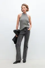 Top gris de tejido de punto con lurex, cuello halter y diseño a rayas verticales.