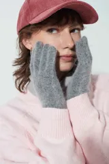 Guantes grises de tejido de punto con puños acanalados.