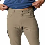 Pantalón de trekking Columbia modelo Outdoor Elements, color arena, con tecnología Omni-Shade y Omni-Shield que repele líquidos y protege contra rayos UV. Cuenta con tejido elástico en cuatro direcciones y secado rápido.