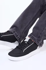 Championes urbanos de diseño minimalista en color blanco, con detalles en plateado brillante en la lengüeta y el talón. Presentan perforaciones laterales para ventilación y suela de goma al tono.