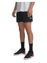 Short deportivo Under Armour Tech Woven color negro, confeccionado en tejido ultraligero con tecnología UA Storm que repele el agua y absorbe el sudor. Cuenta con cintura elástica con cordón interno, bolsillos laterales abiertos y el logo de la marca estampado en blanco en la pierna izquierda.