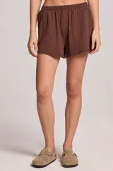 Short marrón de algodón, con cintura elástica fruncida y corte holgado.