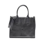 Cartera tipo tote de cuero negro con textura granulada, cuenta con doble asa de mano y correa larga ajustable y extraíble. Presenta el logo de la marca XL grabado en el frente.