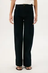 Pantalón de jean azul oscuro, de corte acampanado, con bolsillos delanteros y traseros, y costuras verticales en el frente.