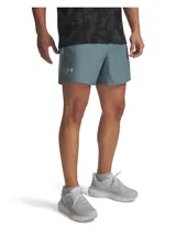 Shorts deportivos Under Armour UA Launch de 5 pulgadas para hombre, color verde, con forro interior de malla, cintura elástica con cordón y bolsillos laterales.