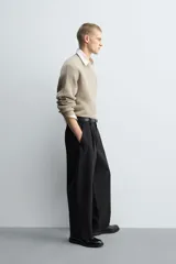 Jersey de punto con diseño boxy fit, cuello redondo y manga larga. Presenta una textura acanalada y acabados en rib en puños y ruedo.