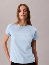 Remera celeste de manga corta Calvin Klein Jeans con cuello redondo y el logo de la marca estampado en el pecho en color blanco.