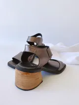 Sandalias de cuero color peltre con taco de madera.
