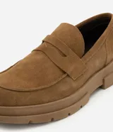 Zapato masculino tipo loafer color marrón, con suela track y puntera redonda. Confeccionado en cuero y camurça.