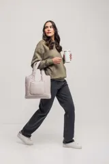 Bolso shopper color canela, con bolsillo frontal y doble asa de hombro.