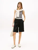 Remera de tirantes con cuello cuadrado, corte slim, textura acanalada y ribete festoneado.