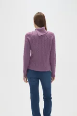 Sweater de punto con diseño de ochos, color camel, con cuello alto y mangas largas.