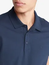 Chomba azul marino de piqué de algodón con logo bordado en el pecho, cuello clásico con botones y corte slim.