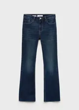 Jeans tiro medio de corte flare confeccionados en denim azul oscuro, con diseño de cinco bolsillos, trabillas para cinturón y bajo deshilachado.