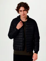 Campera puffer negra, acolchada con costuras horizontales, cuello alto y cierre frontal.