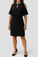 Vestido negro con cuello alto adornado con strass, mangas cortas con hombros descubiertos y falda recta.