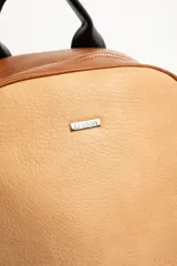 Mochila de diseño combinado en tonos tostado y marrón claro, con detalles en negro y asa superior.