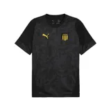 Remera de entrenamiento Puma del Club Atlético Peñarol, color negro con estampado gráfico sutil en el frente. Presenta el logo de Puma en amarillo y el escudo del club en el pecho.