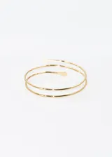 Brazalete plateado para el brazo, con diseño entrelazado doble y puntas redondeadas.