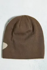 Gorro beanie de punto fino, color marrón con diseño jacquard del logotipo Ellipse en tono crema. Modelo reversible de silueta sencilla.