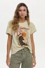 Remera de algodón manga corta con estampa frontal de inspiración exótica y diseño de tigre con sol y la inscripción 'Daydream'.
