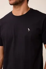 Remera básica de manga corta con cuello redondo y corte regular fit. Presenta un pequeño bordado en el pecho.