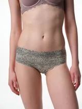 Bombacha tipo bikini de tiro medio confeccionada en microfibra con estampado animal print. Presenta terminaciones de corte láser para un acabado invisible y fundillo de algodón.