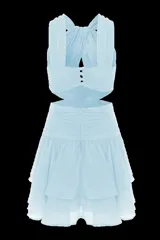 Vestido corto color rosa, con escote halter con vuelta, abertura frontal y aberturas laterales. La falda es escalonada y la cintura ajustada.