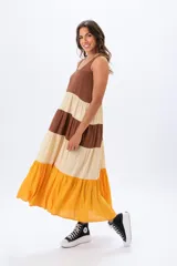 Vestido largo de viscosa con corte en capas horizontales de color marrón, beige y naranja.
