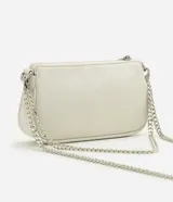 Cartera tipo baguette pequeña Satinato, confeccionada en PU color marfil, de formato alargado y estructura maleable. Cuenta con cierre superior de cremallera, placa frontal aplicada con el logo de la marca y asa de cadena doble metálica en tono plateado que permite llevarla al hombro o cruzada.