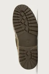 Zapato náutico de hombre confeccionado en piel con acabado serraje de color marrón, con cordones de tres pasados y suela track robusta.