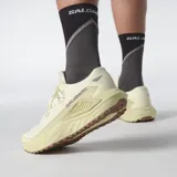Championes Salomon DRX Defy Grvl de running y trail, en color beige y tostado, diseñados con tejido de malla transpirable, tecnología Active Chassis y suela con tacos para mayor tracción en superficies mixtas.