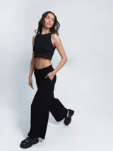 Pantalón wide leg de tiro medio-alto, confeccionado en tela tussor de algodón. Presenta un diseño holgado con tablones delanteros que aportan movimiento y bolsillos laterales funcionales.