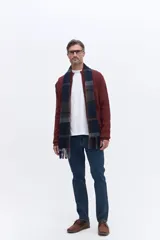 Campera de algodón color bordó con cuello alto, cierre frontal y bolsillos laterales. Presenta un diseño de textura sutil y puños elásticos.