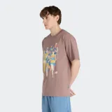 Remera de algodón color marrón topo con cuello redondo y manga corta. Presenta un estampado gráfico de corredores en tonos pastel (amarillo, celeste, rosa, azul).