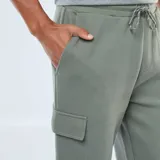 Pantalón de jogging verde con bolsillos cargo laterales y tobillos ajustados.