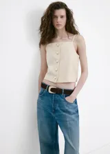 Top de lyocell color beige, diseño recto con escote cuadrado, sin mangas, tirantes finos y cierre frontal con botones.