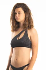 Top de bikini negro brillante de un hombro con abertura en el frente.