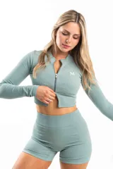 Short deportivo color beige, de tiro alto y calce ajustado, con cintura ancha y fruncido en la parte posterior.