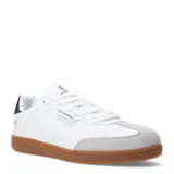 Championes urbanos Topper modelo Rocket, de diseño clásico con capellada blanca de material sintético y textil, puntera reforzada en gamuza gris, detalle en talón negro y suela de goma color caramelo.