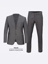 Traje de dos piezas compuesto por un saco de corte slim con solapas clásicas, cierre frontal de dos botones y bolsillos con solapa, y un pantalón de corte slim fit con bolsillos laterales y traseros.