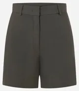 Short sastrero color verde militar, de tiro alto y corte recto. Confeccionado en bengalina con viscosa certificada, trabillas en la cintura y cierre tradicional.