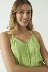 Musculosa verde manzana de algodón con textura arrugada, escote en V y cierre frontal con botones.