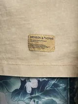 Remera de hombre color petróleo, de corte clásico y manga corta.