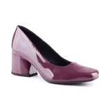 Zapato de vestir negro de cuero charol, con punta cuadrada y tacón bloque.