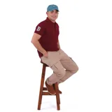 Remera tipo polo color amarillo con cuello clásico y logo bordado en el pecho. Corte recto y mangas cortas.